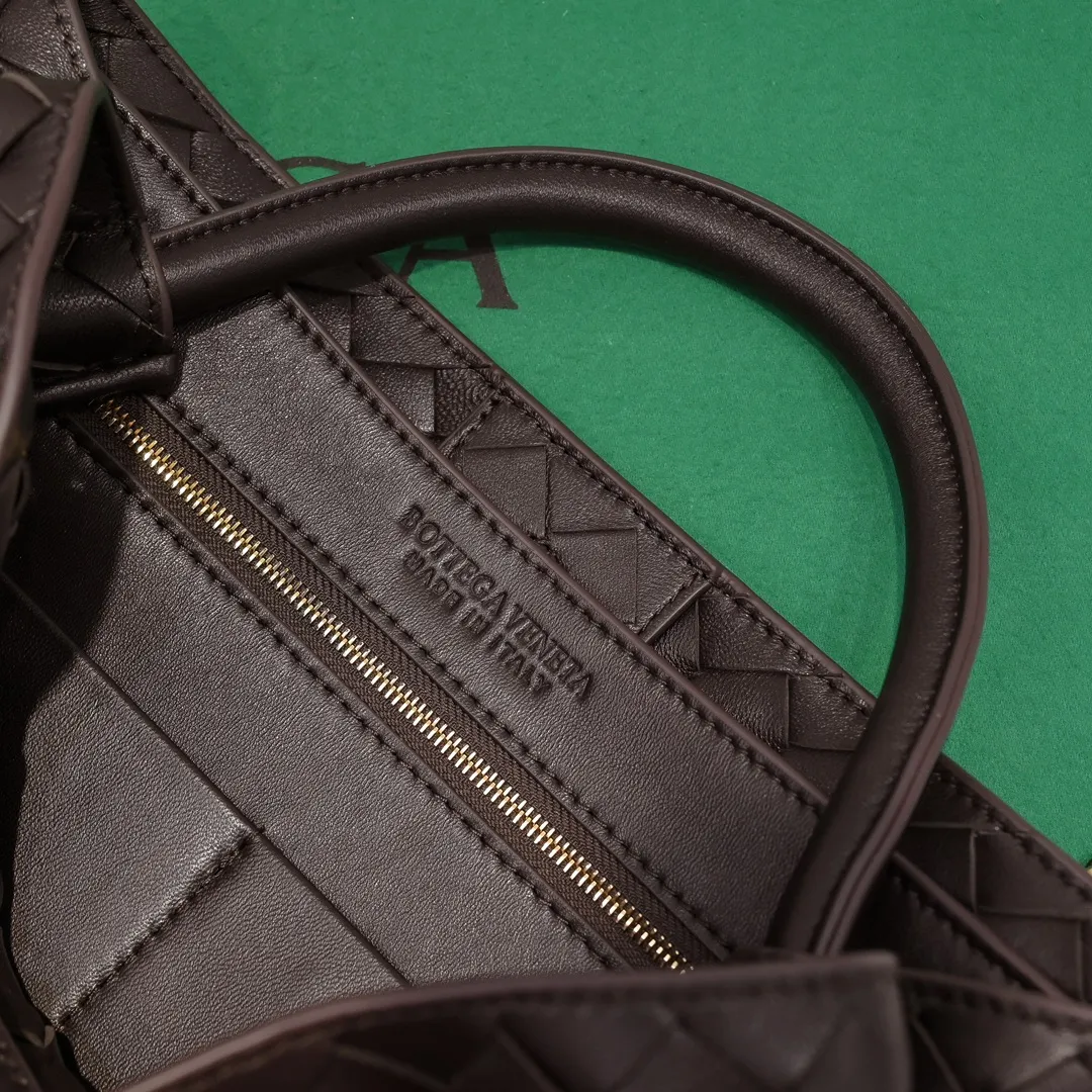 Batch 2460 BOTTEGA VENETA 2024 spring and summer new small ANDIAMO chain bag is also available! 🔥🔥I believe many friends have been waiting for a long time. The metallic chain adds a touch of sophistication to the original softness and elegance of Andiamo. The collision of classic craftsmanship and elegance creates a different kind of beauty. Style number: 6009 Size: 32*24*12cm